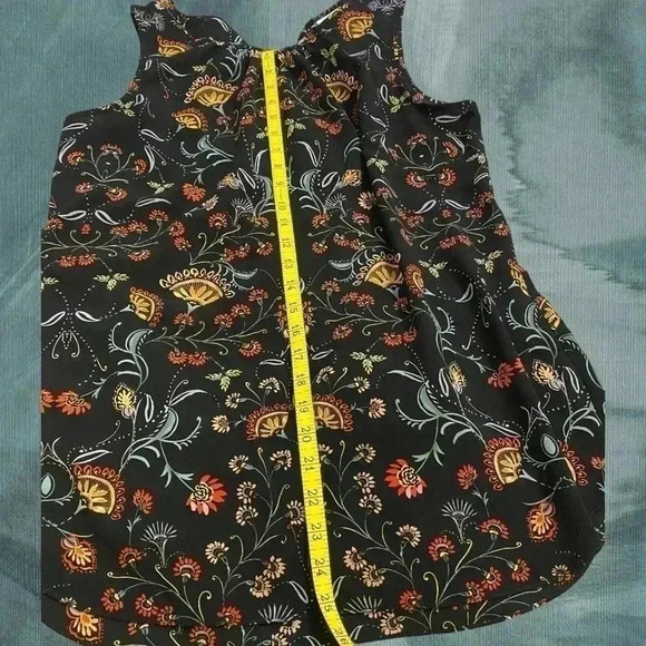 CAbi legend sleeveless top. - Picture 5 of 9